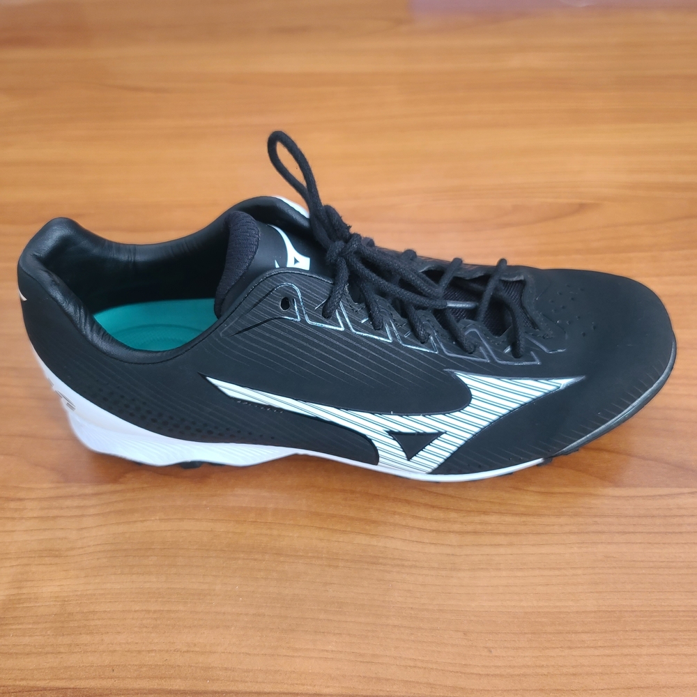Mizuno Women's Wave Finch Lightrevo Molded Softball Shoe Sz 9 Black/White